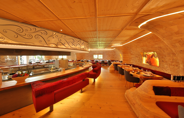 In der Tenne gibt es eine Bar und Tische mit Stühlen | © Touristikgemeinschaft Hohenlohe e. V. | Mawell Resort