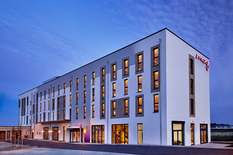 Das moderne Gebäude im Abendlicht | © Touristikgemeinschaft Hohenlohe e. V. |  Nemis Hotel Hohenlohe GmbH
