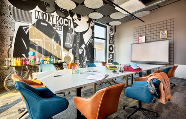 Der Tagungsraum ist mit bunten Stühlen und einer modernen Dekoration ausgestattet. | © Touristikgemeinschaft Hohenlohe e. V. | Nemis Hotel Hohenlohe GmbH