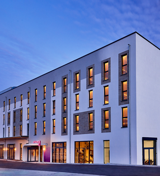 Das moderne Gebäude im Abendlicht | © Touristikgemeinschaft Hohenlohe e. V. |  Nemis Hotel Hohenlohe GmbH