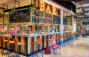 Die moderne Bar hat ein stylishes Design | © Touristikgemeinschaft Hohenlohe e. V. | Nemis Hotel Hohenlohe GmbH