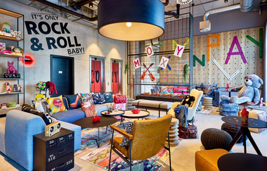 Der Lobbybereich ist mit bunten Stühlen, Couch und Sitzkissen ausgestattet. | © Touristikgemeinschaft Hohenlohe e. V. | Nemis Hotel Hohenlohe GmbH