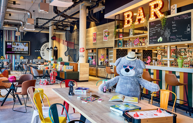 In der Lobbygibt eines einen Tisch und Stühle für kleine Kinder | © Touristikgemeinschaft Hohenlohe e. V. | Nemis Hotel Hohenlohe GmbH