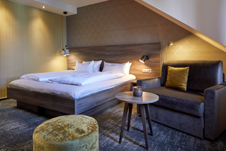 Doppelzimmer mit Sessel und Tisch im Hotel Stumpf | © NaturKulturHotel Stumpf