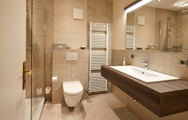 Badezimmer mit Dusche, Toilette und Waschbecken im Hotel Stumpf | © NaturKulturHotel Stumpf