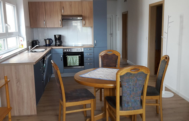 In der Küche gibt es eine Eibauküche und einen Tisch mit vier Stühlen | © Touristikgemeinschaft Hohenlohe e. V.