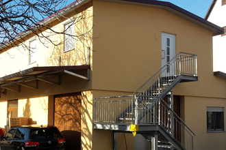 Das Haus von außen ist sandfarben und hat eine Treppe in den ersten Stock | © Touristikgemeinschaft Hohenlohe e. V.