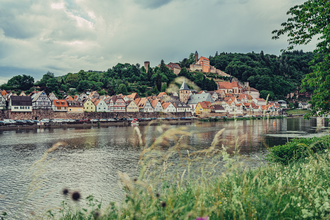 Ein Fluß (Neckar). Au fder anderen Uferseite ist eine Stadt zu sehen. Auf einem Berg ein Schloss. Hirschhorn im Odenwald. | © Touristikgemeinschaft Odenwald e.V.