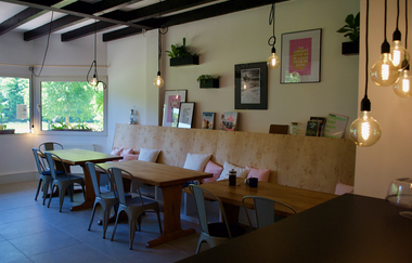 Gastraum mit drei Tischen und Sitzgelegenheiten. An der Wand hängen Bilder. Odenwald. | © ODENWALD river camp