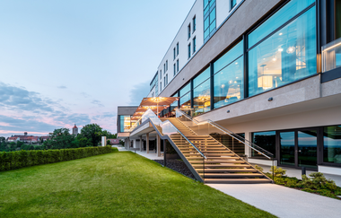 Außenanlage Panoramahotel Waldenburg | © Touristikgemeinschaft Hohenlohe e. V. |  Panoramahotel Waldenburg – Mellenthin