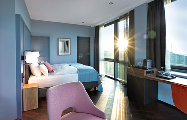 Die Suite ist modern in pastelligen Farben in rosa und blau eingerichtet | © Touristikgemeinschaft Hohenlohe e. V. |  Panoramahotel Waldenburg – Mellenthin