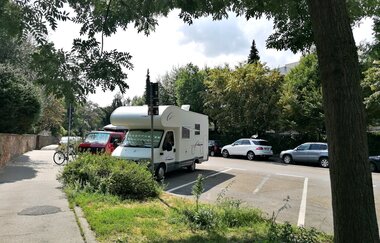 Wohnmobile auf dem Parkplatz am Schlosspark | © Jasmin Wolf