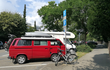 Wohnmobile auf dem Parkplatz am Schlosspark | © Jasmin Wolf