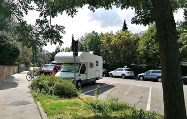 Wohnmobile auf dem Parkplatz am Schlosspark | © Jasmin Wolf