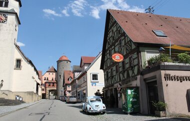Pension Wolz in Langenburg: Blick auf Tor und Kirche | © Hohenlohe + Schwäbisch Hall Tourismus e. V.