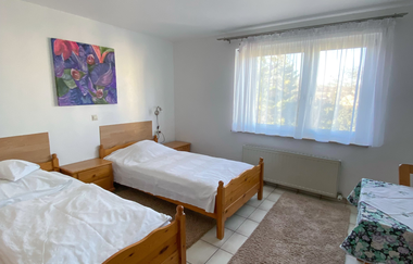 Zimmer mit zwei Einzelbetten mit jeweils einem Nachttischschrank. Ein Tisch und zwei Stühle gegenüber und ein recht großes Fenster mit durchsichtigen Vorhängen | © Neckar-Zaber-Tourismus e.V.