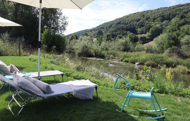 Liegewiese an der Jagst beim Ferienhaus Renkenmühle | © Touristikgemeinschaft Hohenlohe e. V. | Uwe Stöffler, Fotografie, Blaufelden