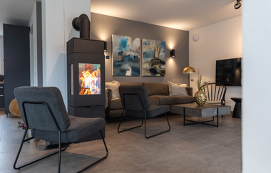 Wohnbereich mit Kamin im Ferienhaus Renkenmühle | © Touristikgemeinschaft Hohenlohe e. V. | Uwe Stöffler