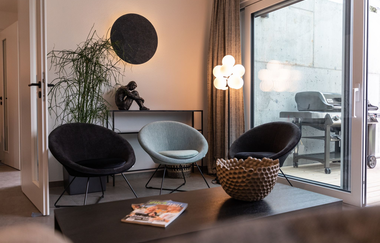 Wohnbereich mit Sitzgruppe im Ferienhaus Renkenmühle | © Touristikgemeinschaft Hohenlohe e. V. | Uwe Stöffler