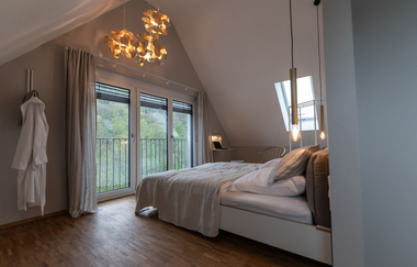 Suite mit Doppelbett und Ausblick im Ferienhaus Renkenmühle | © Touristikgemeinschaft Hohenlohe e. V. | Uwe Stöffler