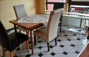 Essbereich mit Tisch und Stühlen auf einem schwarz-weiß gefliesten boden | © Touristikgemeinschaft Hohenlohe e. V.