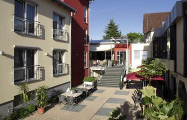 Innenhof mit Außenterrasse und Tischen des Hotel Bundschu, umgeben von mehrstöckigen Gebäuden mit Balkonen | © Ringhotel Bundschu