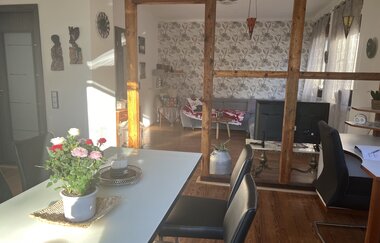 Esstisch im Hintergrund ein Sofa | © Sandys Cozy Stone Cottage
