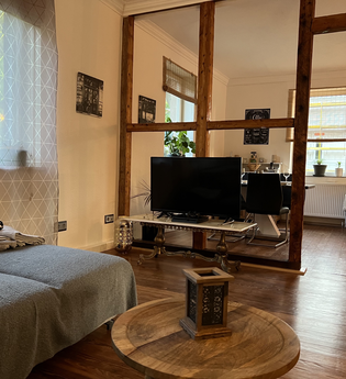 Wohnzimmer mit Couch und TV | © Sandys Cozy Stone Cottage