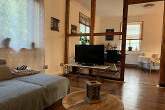 Wohnzimmer mit Couch und TV | © Sandys Cozy Stone Cottage