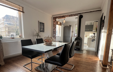 Kaminofen im Essbereich im Hintergrund die offene Küche | © Sandys Cozy Stone Cottage