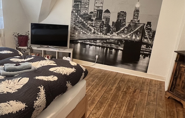 Schlafzimmer - Bett und Fernsehgerät | © Sandys Cozy Stone Cottage