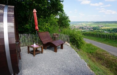 Von den Weinfässern hat man einen Blick in das Tal und nach Markelsheim. | © Jakobshof Lehr