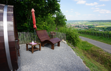 Von den Weinfässern hat man einen Blick in das Tal und nach Markelsheim. | © Jakobshof Lehr