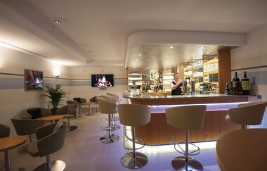 An der Bar kannst du gemütlich sitzen | © Touristikgemeinschaft Hohenlohe e. V. | Schlosshotel Ingelfingen