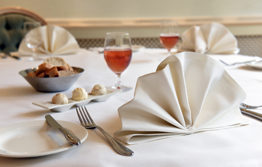 Gedeckter Tisch im Restaurant vom Schloß-Hotel Ingelfingen | © Touristikgemeinschaft Hohenlohe | Schloss-Hotel Ingelfingen