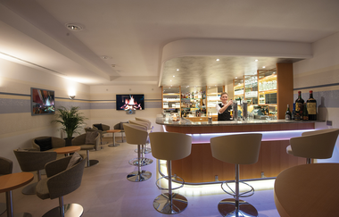 An der Bar kannst du gemütlich sitzen | © Touristikgemeinschaft Hohenlohe e. V. | Schlosshotel Ingelfingen