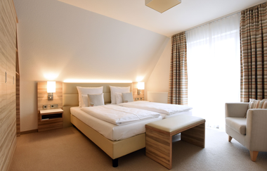 Helles und modernes Hotelzimmer im Schloß-Hotel Ingelfingen | © Touristikgemeinschaft Hohenlohe | Schloß-Hotel Ingelfingen