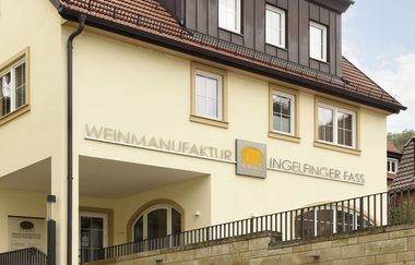 Außenfassade von der Vinothek Weinmanufaktur Ingelfinger Fass, direkt gegenüber liegend vom Schloß-Hotel Ingelfingen | © Touristikgemeinschaft Hohenlohe | Schloß-Hotel Ingelfingen