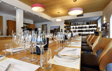 Gedeckter Tisch mit Weingläsern für eine Weinprobe in der Vinothek Weinmanufaktur Ingelfinger Fass | © Touristikgemeinschaft Hohenlohe | Schloß-Hotel Ingelfingen