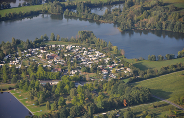 Luftbildaufnahme auf den Seecamping-Platz in Freudenberg, umgeben vom Badesee, Anglersee. Wald und Wiesen. | © Liebliches Taubertal