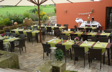Große Gartenterrasse mit Tischen, Stühlen und Sonnenschirm | © Touristikgemeinschaft Hohenlohe e. V. | Sinzingers Krone
