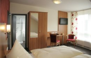 Doppelzimmer mit Schrank, TV und Sitzgelegenheit | © Touristikgemeinschaft Hohenlohe e. V. | Sinzingers Krone