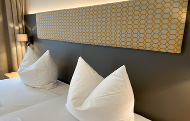 Ein Hotel-Doppelbett mit Kopfkissen | © Stadthotel Münze