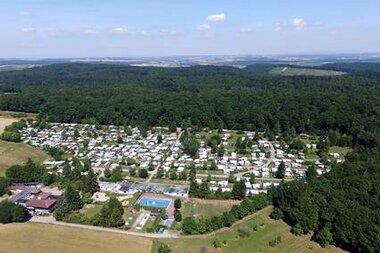 Hier ist unser schön gelegner Campingplatz zu sehen. Dieser ist umgeben von Wäldern und Feldern. | © Stromberg Camping