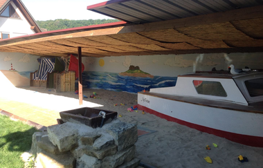 An der Ferienwohnung befindet sich ein Schiff und Strandkörbe zum Relaxen | © Touristikgemeinschaft Hohenlohe e. V.