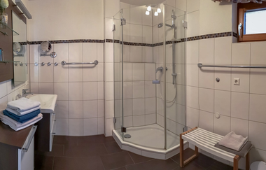 Modernes Badezimmer mit Dusche, Waschbecken und Fenster | © Touristikgemeinschaft Hohenlohe e. V.  | Ferienwohnungen Naber