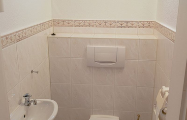 Ein separates WC mit Waschbecken und Fenster | © Touristikgemeinschaft Hohenlohe e. V.  | Ferienwohnungen Naber