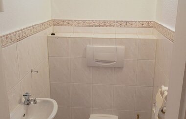 Ein separates WC mit Waschbecken und Fenster | © Touristikgemeinschaft Hohenlohe e. V.  | Ferienwohnungen Naber