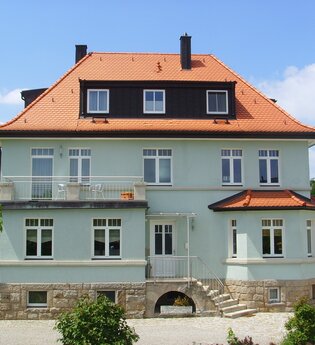 Die Außenfassade der Villa Blum ist grün gestrichen. | © Touristikgemeinschaft Hohenlohe e. V. | Villa Blum