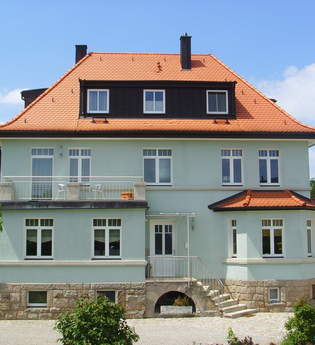 Die Außenfassade der Villa Blum ist grün gestrichen. | © Touristikgemeinschaft Hohenlohe e. V. | Villa Blum